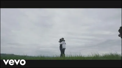 Complétez : 
''Toujours pas de chaîne en or autour du cou pourtant,...