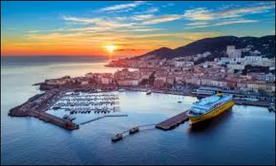 Où la ville d'Ajaccio se situe-t-elle ?