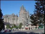 C'est la ville de Bretagne qui a le mieux conserv son aspect d'autrefois. L'ancienne ville close est btie sur un peron qui domine la valle de la Vilaine. A la pointe se dresse la chteau fort.