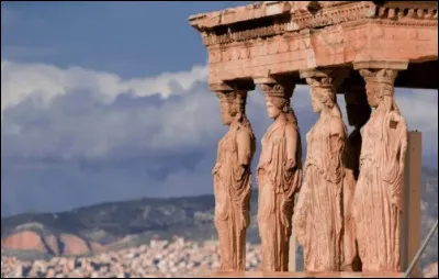Pour un portique, des sculptures se pr&eacute;sentent sous forme de femmes, ce sont les...
