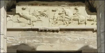 Cela &eacute;tant dit, il existe aussi une frise de style ionique en l'honneur d'Ath&eacute;na.