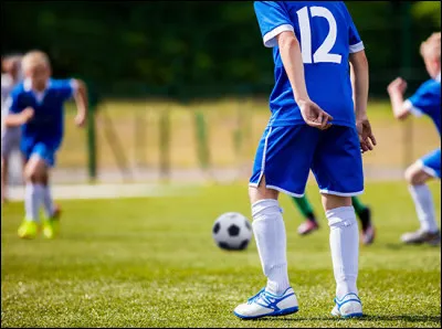 Avec quel club de football français est associé l'entraîneur Guy Roux ?