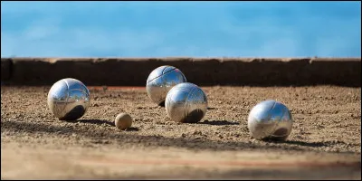 Quel est le nombre maximum de joueurs qu'une équipe de pétanque peut compter conformément au règlement officiel ?