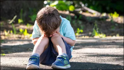 Tu sors du centre commercial quand tu vois un enfant assis par terre en train de pleurer, que fais-tu, comment réagis-tu ?