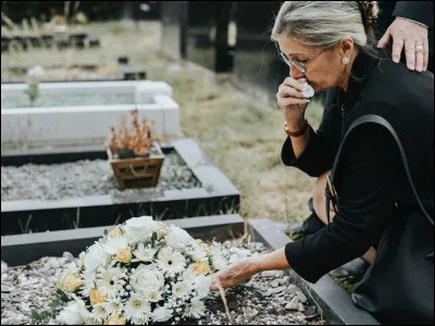 Ta pire ennemie qui te harcelait et qui a volé ton copain meurt dans un accident de moto, tu vas à ses funérailles ; qu'est-ce que tu en penses ?