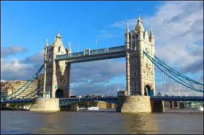 Quelle ville est traversée par la Tamise ?