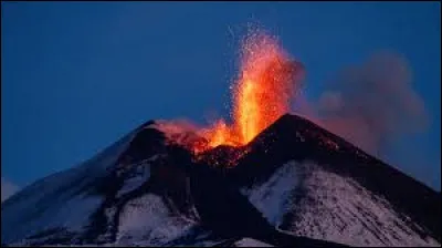 Comment s'appelle le volcan qui se situe sur l'île de la Sicile ?