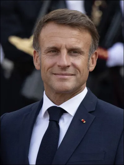 Maintenant, je vais arrêter de classer les niveaux, et je vais mélanger un peu de tout... 
Cet homme, en photo, c'est Emmanuel Macron