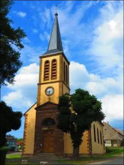 Nous terminons notre balade en Lorraine au pied de l'église Notre-Dame, à Voyer. Village du Pays de Sarrebourg, il se situe dans le département ...