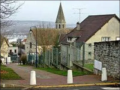 Je vous emmène en Île-de-France, à Épône. Ville de l'arrondissement de Mantes-la-Jolie, à la confluence de la Mauldre et de la Seine, elle se situe ...