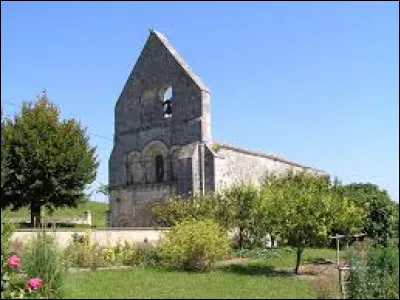 Voici l'église Saint-Pierre, avec son clocher-mur, d'Éraville. Ancienne commune Charentaise, elle se situe dans l'ancienne région ...