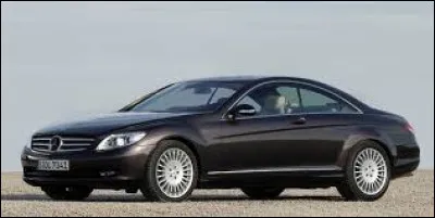 Cette voiture noire st une ...