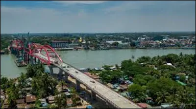 Quelle est cette ville portuaire de 250 000 habitants, à la longue tradition marchande, située dans le delta de l'Irrawaddy ?