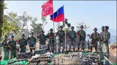 Quelle est cette région de l'ouest du pays, bordée par le golfe du Bengale à l'ouest et séparée du reste de la Birmanie par une chaîne de montagnes à l'est, dont le nord est peuplé par les Rohingya musulmans et aujourd'hui engagé dans un conflit pour se séparer de la Birmanie ?