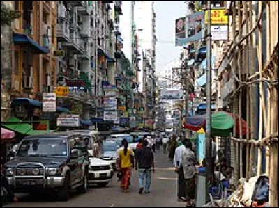 Combien la Birmanie compte-t-elle d'habitants ?