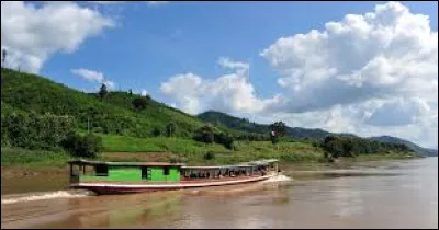 Quel est ce fleuve, long au total de 2 815 km, qui prend sa source sur le plateau tibétain, coule en Chine puis traverse l'est de la Birmanie en coulant vers le sud ?