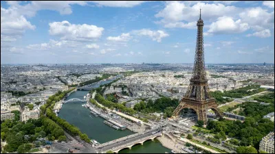 Dans quel musée parisien peut-on découvrir plus de 250 personnalités représentées en sculptures en cire ?