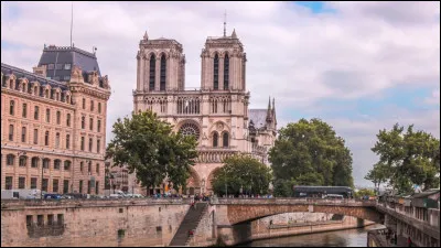 Quel est le nombre de stations de métro dans le réseau de transports en commun de Paris ?