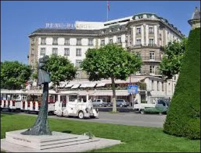 Dans quelle ville de Suisse se situe l'Hôtel de Luxe Beau-Rivage ?