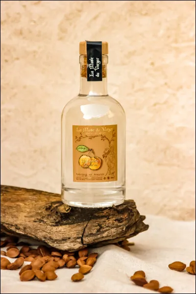 Dans quelle région historique de France la production d'eau-de-vie de mirabelle est-elle particulièrement répandue ?