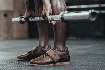 Dans quel sport trouve-t-on l'épreuve du "jeté" qui demande une grande force ?