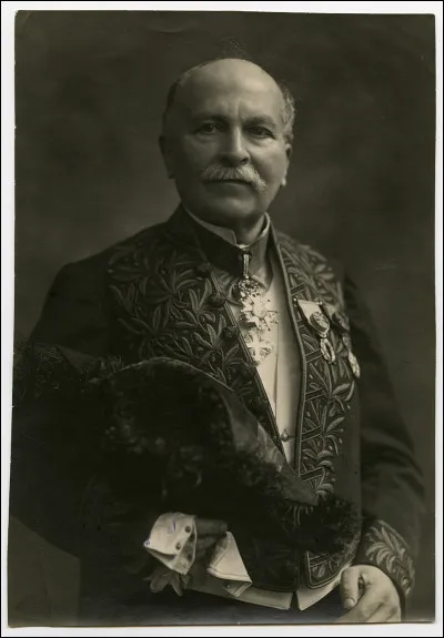 Paul Sabatier fut récompensé en 1912 du prix Nobel de chimie. La réaction qui porte son nom est utilisée dans les engins spatiaux. À partir d'une molécule de CO₂ et de quatre molécules de dihydrogène (H₂), qu'obtient-on en plus d'une molécule de méthane (CH₄) ?