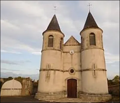 Je vous attends maintenant devant l'église Saint-Julien, à Bannay. Village Berrichon, il se situe en région ...