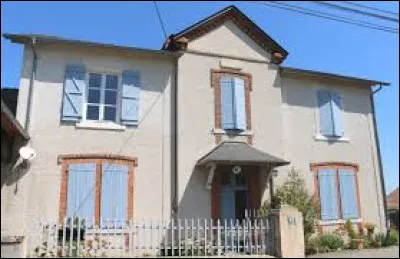 Village de l'aire d'attraction Tarbaise, traversé par l'Estéous, Hourc se situe dans le département ...