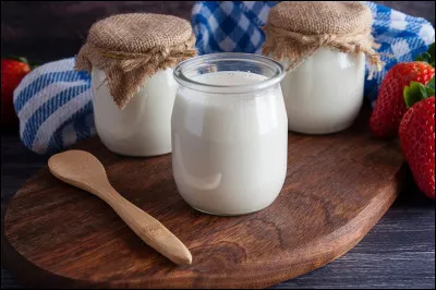 Des bactéries contenues dans le lait produisent un acide ce qui fait fermenter le liquide, et en modifie la consistance et le pH.
C'est :