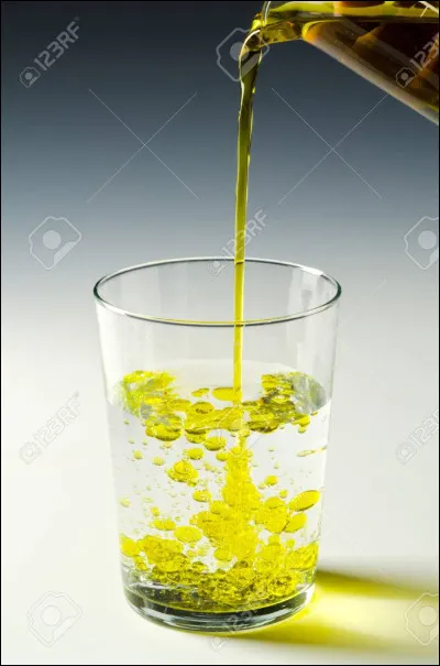 Deux liquides non miscibles sont mélangés, avec un élément liant (par exemple, un jaune duf) ou sans.
Cest :