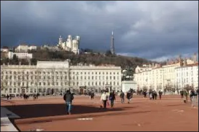 Qui représente la statue place Bellecour Lyon ?