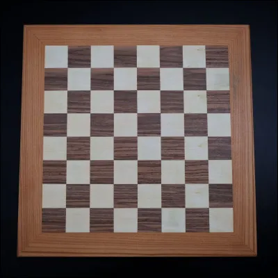 En parlant de plateau, comment appelle-t-on un plateau d'échecs ?