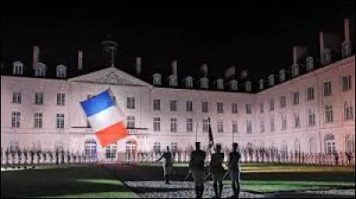 Quelle sous-préfecture du Maine-et-Loire est célèbre pour ses cadets et son école de cavalerie ?