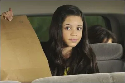 Quelle actrice, connue pour son rôle dans "Mercredi", a débuté sa carrière dans la série "Harley, le cadet de mes soucis" ?