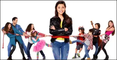 Quelle actrice, connue pour son r&ocirc;le dans "Mercredi", a d&eacute;but&eacute; sa carri&egrave;re dans la s&eacute;rie "Harley, le cadet de mes soucis" ?