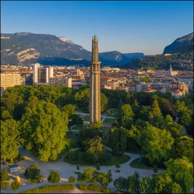 Dans quelle ville se situe la tour Perret, première tour en béton armé construite au monde ?