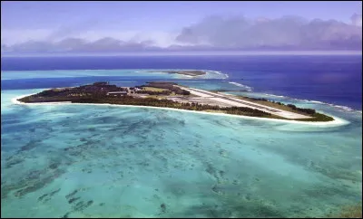 De quel pays les îles Midway, situées dans le centre de l'océan Pacifique nord, dépendent-elles ?