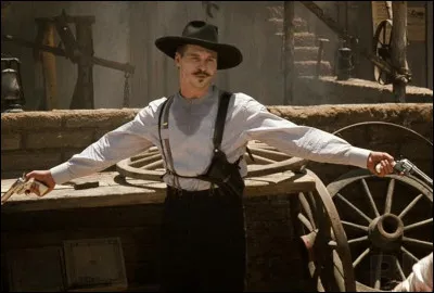 L'une de ces images montre Kilmer dans le rôle de Doc Holliday, un dentiste qui est un as de la gâchette atteint de la tuberculose. Laquelle est-ce ?