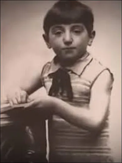 Dans quelle ville française Charles Aznavour a-t-il grandi ?