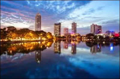 De quel pays la ville de Sri Jayawardenapura Kotte est-elle la capitale ?