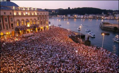 Pour les fêtes de Bayonne, quelle est la couleur officielle des vêtements des festayres ?