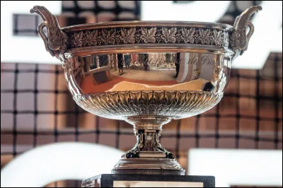 "La Coupe des Mousquetaires" est un trophée remis au vainqueur de quelle activité sportive ?