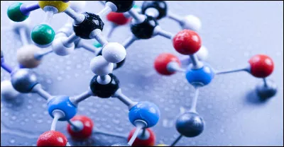 Que peut-on dire de la masse d'un atome ?