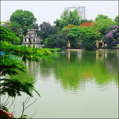 Quelle capitale asiatique, dont le nom signifie "la ville entre les fleuves", compte 77 lacs, dont le lac de lÉpée restituée, sur son territoire ?