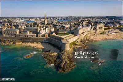 Sur l'air de "Dansons la carmagnole" voici "Dansons la communarde", dont l'auteur est Jean-Baptiste CLÉMENT; poète et chansonnier, opposant à lEmpire, membre de la Commune, militant socialiste et fondateur du syndicalisme ardennais. Malheureusement, combien vont périr ?