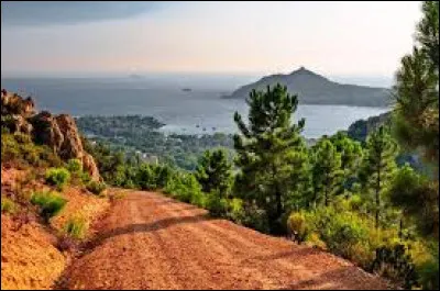 De combien de départements la région Provence-Alpes-Côte d'Azur se compose-t-elle ?