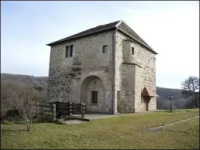 Dans quel département se situe le village de Côtebrune ?