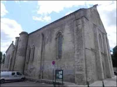 Je vous attends maintenant dans les Pays-de-la-Loire, devant l'église Notre-Dame-des-Anges, à Angles. Ville de l'arrondissement des Sables-d'Olonne, elle se situe dans le département ...