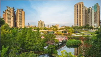 Quelle est cette ville de 2,6 millions d'habitants du centre-ouest de l'île de Taïwan, située en dehors de la zone littorale ?