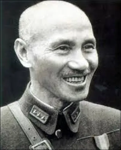 Ce personnage de l'histoire chinoise, militaire, dirigeant de la République de Chine à partir de 1928, chassé de Chine par la victoire des communistes en 1949, fonde alors à Taïwan une République de Chine opposée au gouvernement de Pékin, qu'il dirige jusqu'à sa mort en 1975 : c'est ...